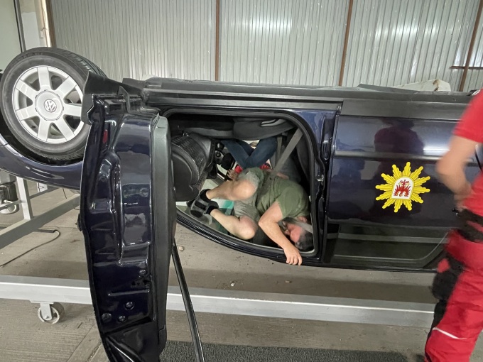 Bild eines Fahrzeuges im Überschlagssimulator