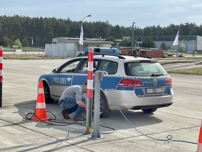 Bild eines Fahrzeuges beim Überprüfen des Luftdrucks