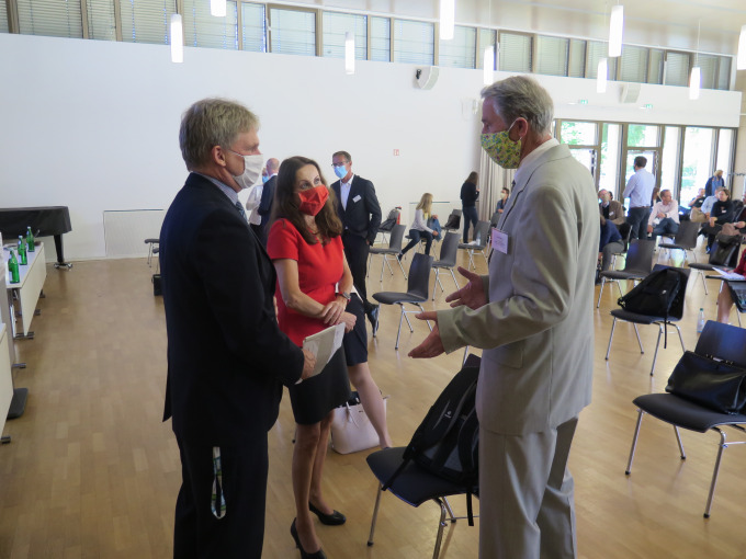 im Gespräch: v.l.n.r. Direktor der Justizakademie Herr Dr. Kruse, Justizministerin Susanne Hoffmann