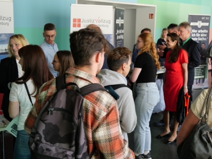 die Ministerin besucht den Justizvollzug zum HIT 2023