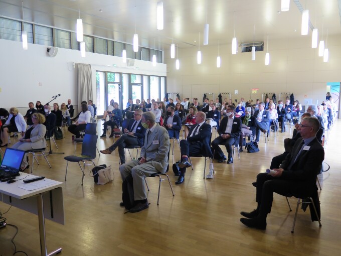 Blick in  den Veranstaltungssaal der Justizakademie - zu sehen sind die Teilnehmer:innen der Sozialrichtertagung